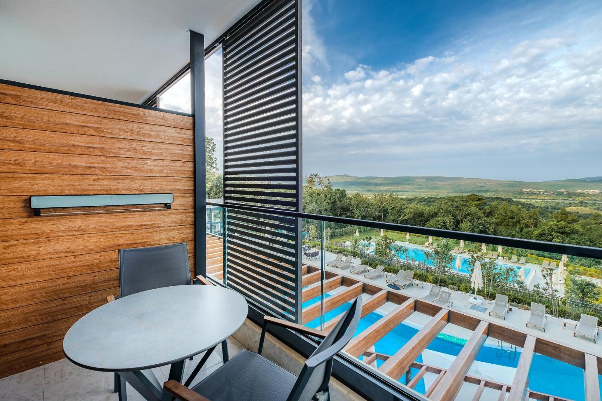 Montenegro Lodge Kavač Zimmer foto Balcony of a suite at the Hilton Athens