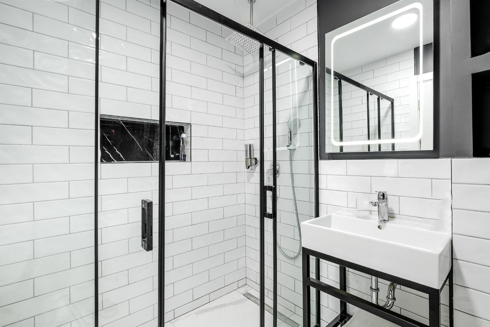 Montenegro Lodge Kavač Zimmer foto A shower enclosure