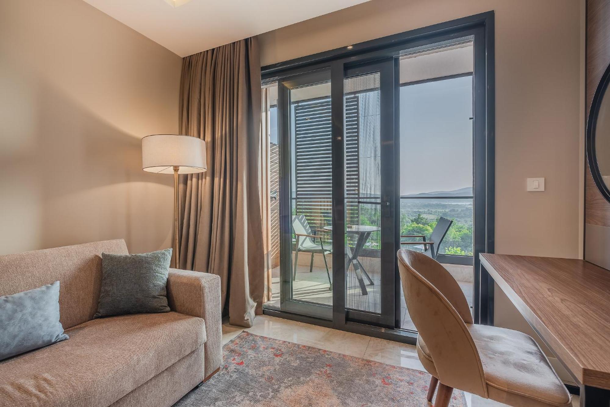 Montenegro Lodge Kavač Zimmer foto A living room with a sliding door
