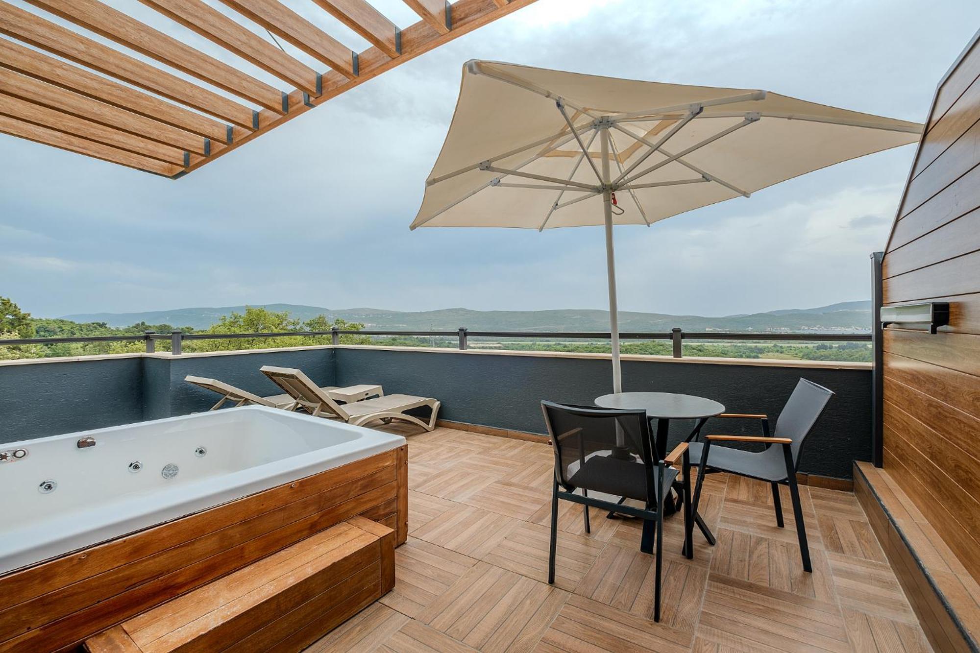 Montenegro Lodge Kavač Zimmer foto Terrace with a hot tub