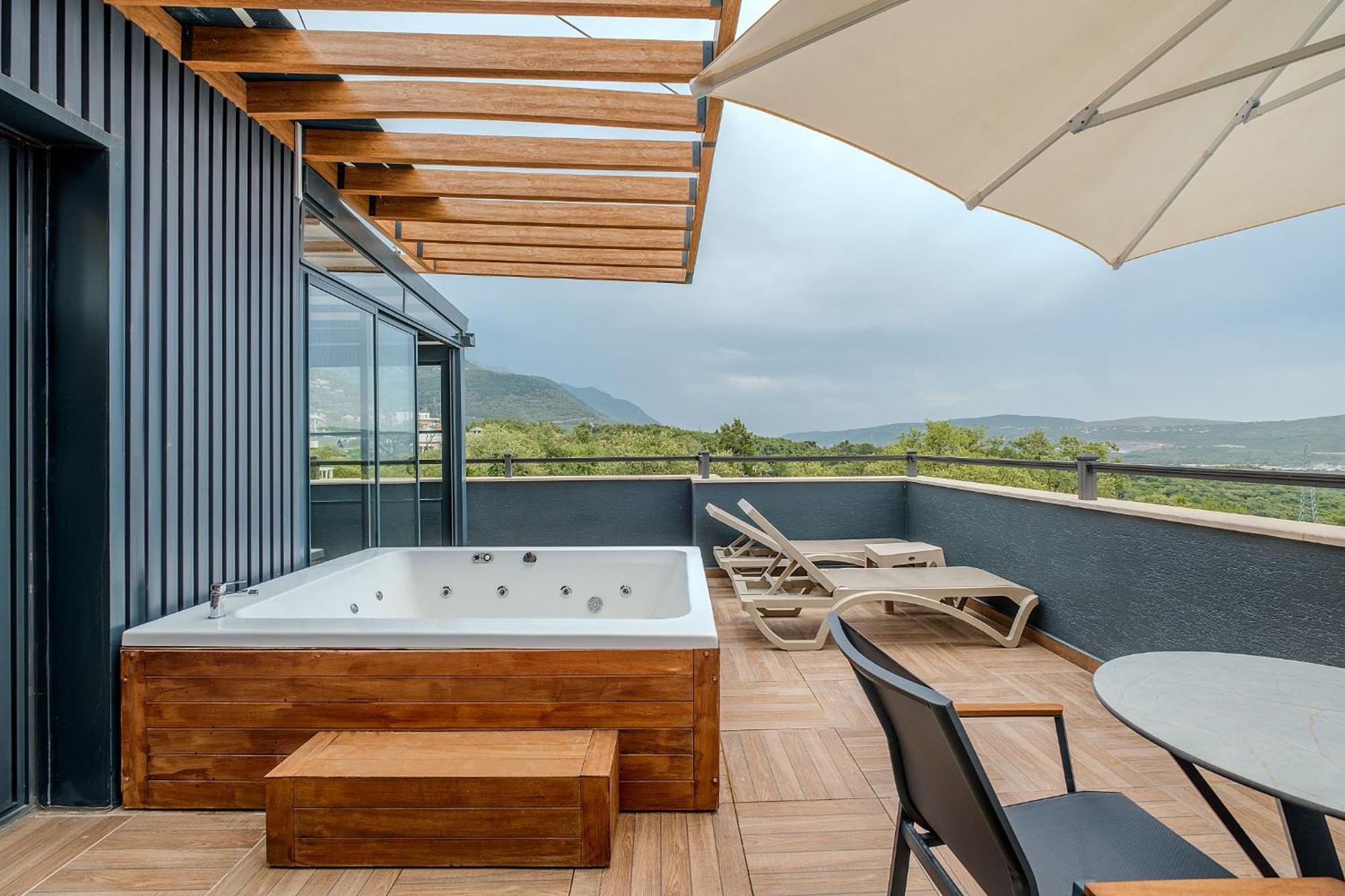 Montenegro Lodge Kavač Zimmer foto Rooftop terrace with a hot tub