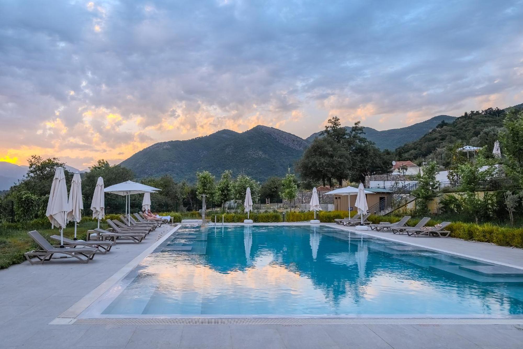 Montenegro Lodge Kavač Exterior foto The swimming pool at the hotel