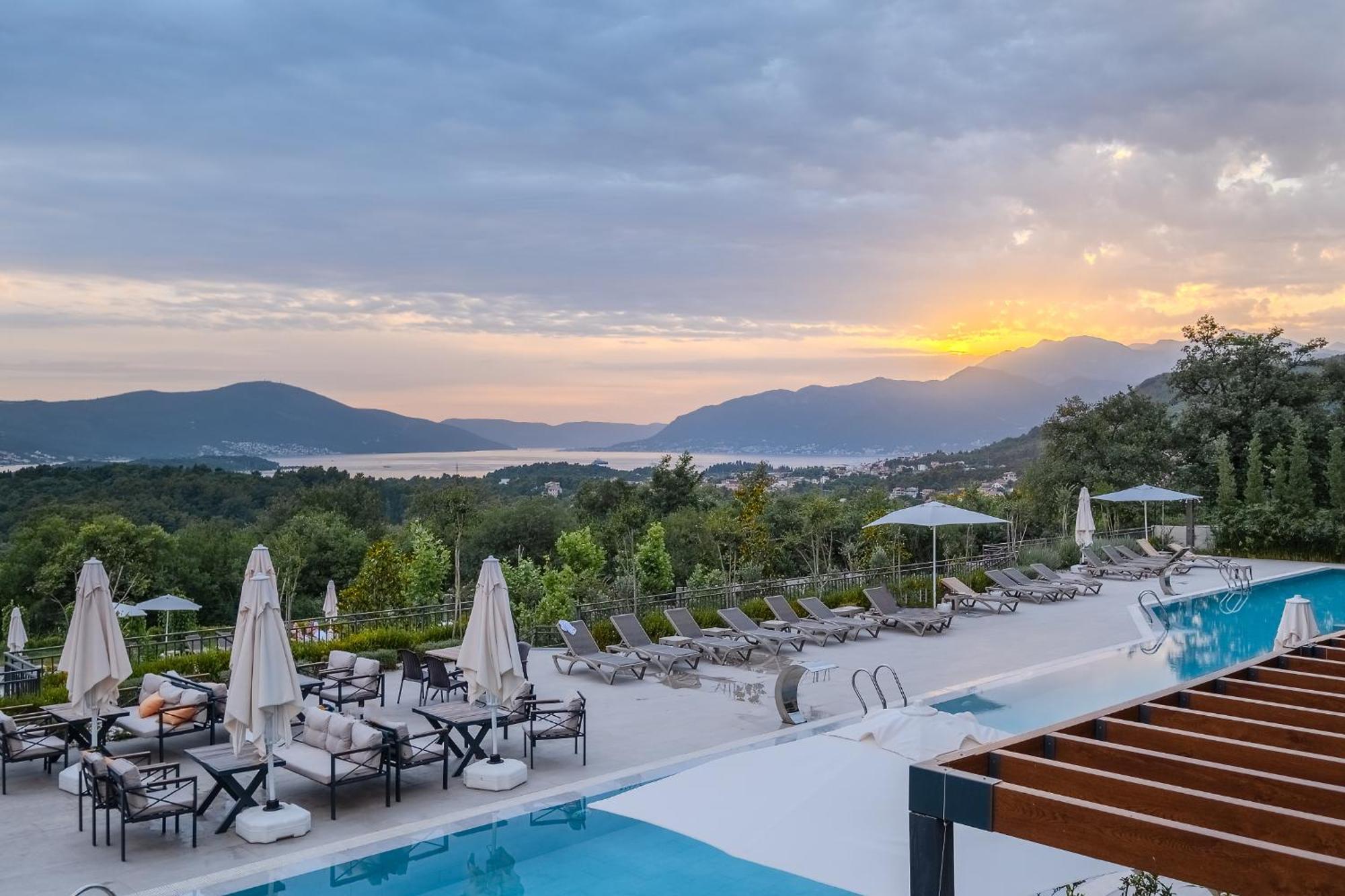 Montenegro Lodge Kavač Exterior foto Sunset at the hotel