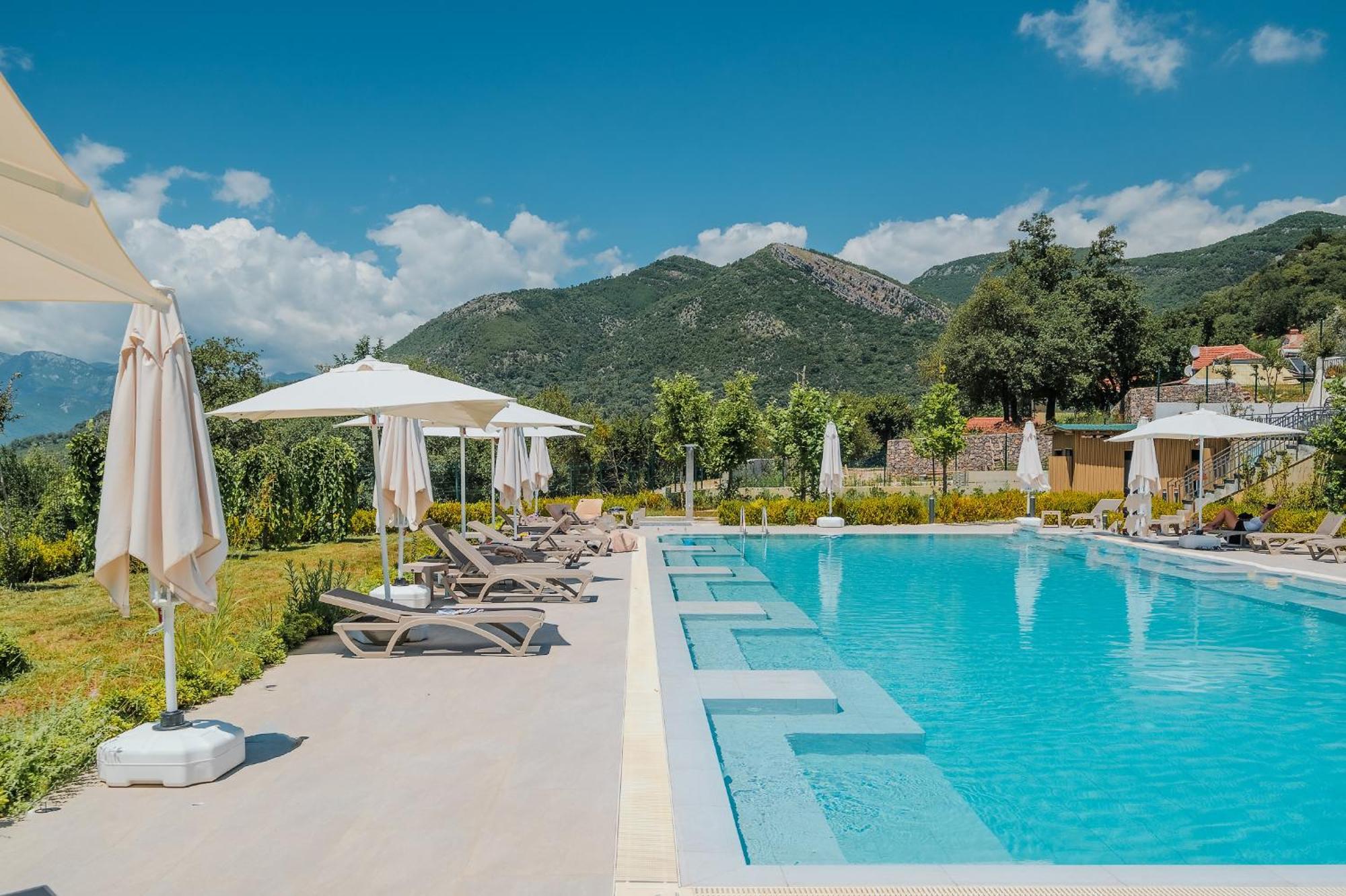 Montenegro Lodge Kavač Exterior foto The swimming pool at the hotel