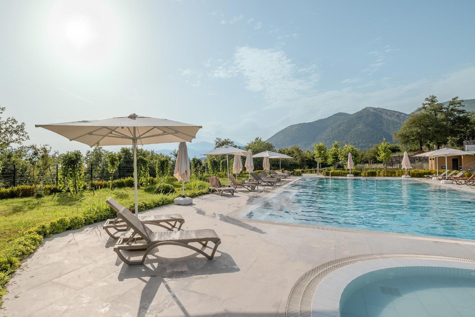 Montenegro Lodge Kavač Exterior foto The swimming pool at the hotel