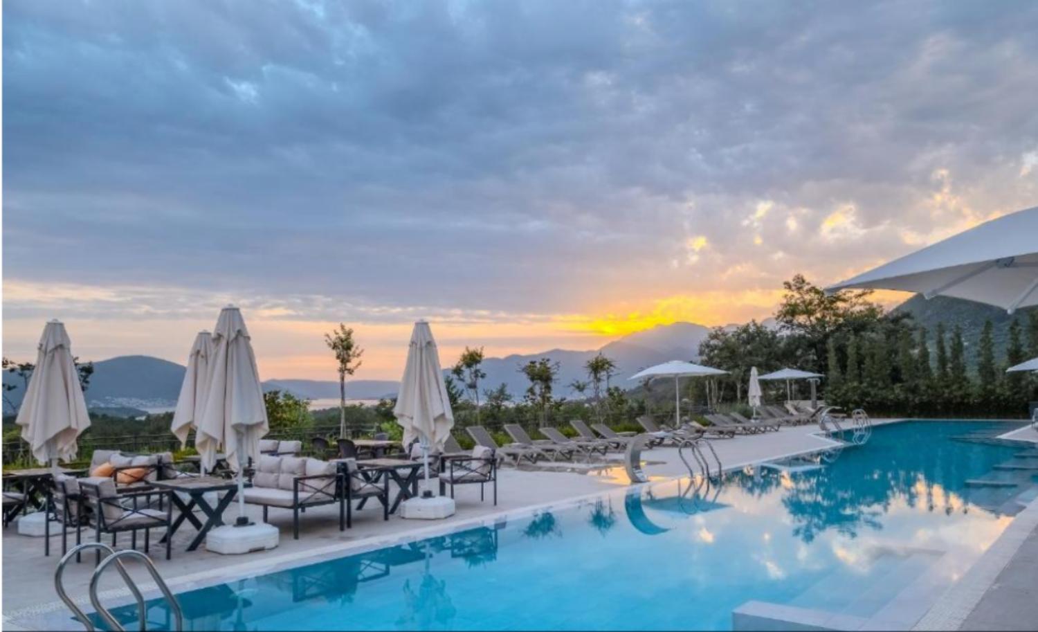 Montenegro Lodge Kavač Exterior foto Sunset at the hotel