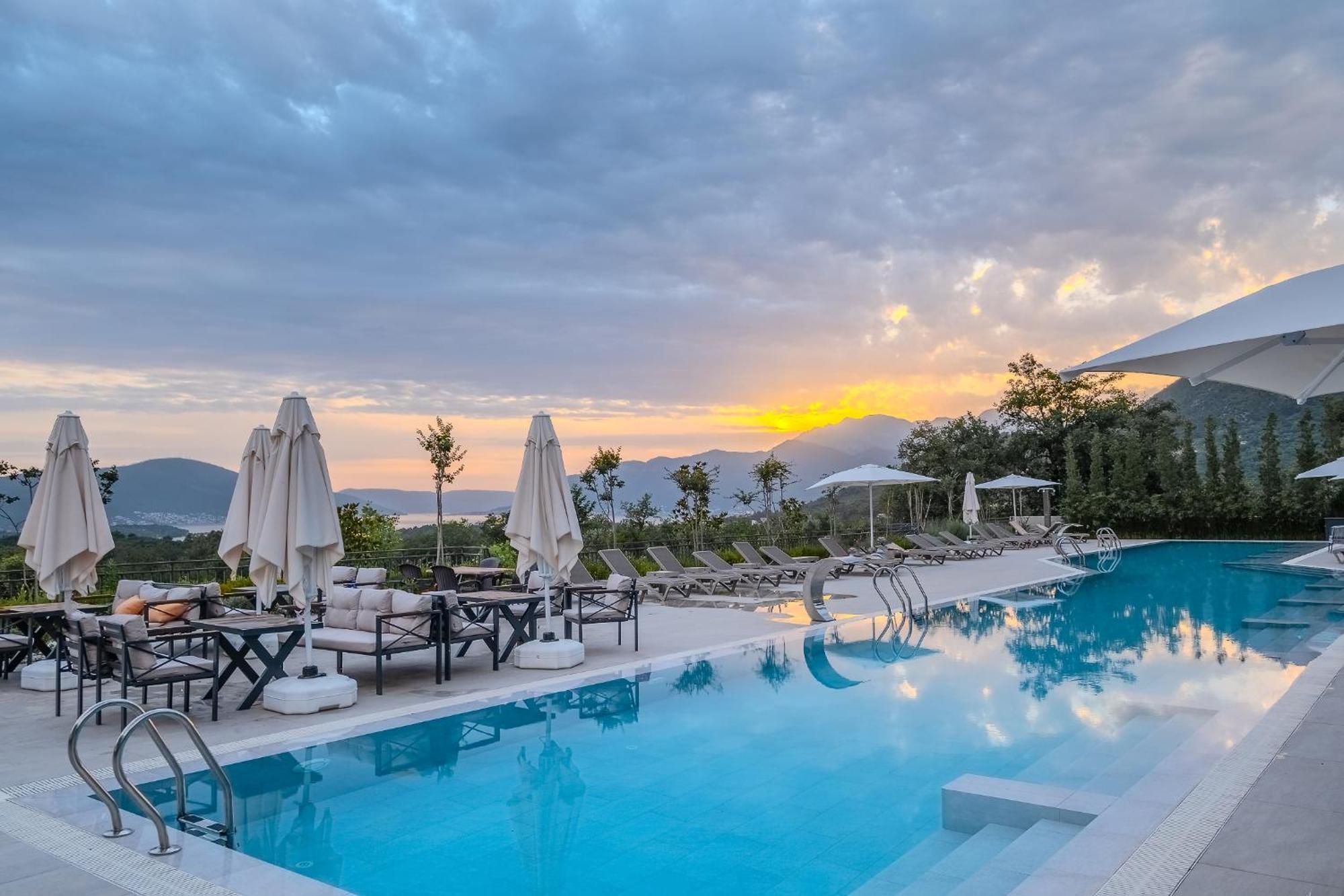 Montenegro Lodge Kavač Exterior foto Sunset at the hotel
